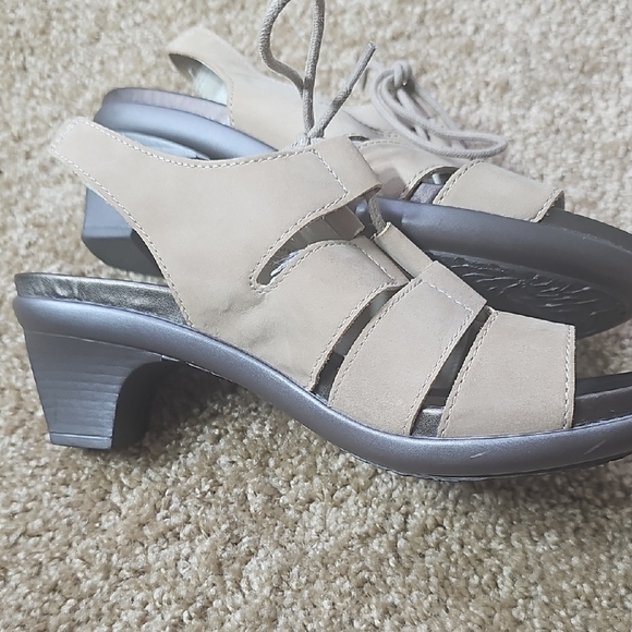 Abeo Women's Tan Strappy Sandals - Picture 4 of 6